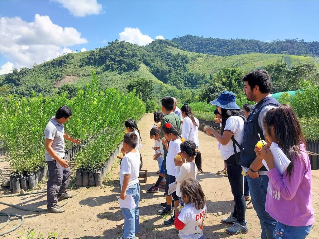 Satipo: Estudiantes de Shintzijaroki conocen acciones frente el cambio climático en Río Negro